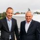 Die beiden Geschäftsführer der SHZ GmbH lächelnd auf dem Firmengelände in Großröhrsdorf