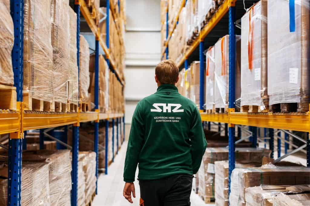 A SHZ employee in the new warehouse